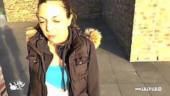 Un Fan A La Chance De Baiser Lilly Lil En Plein Air, Ce Qui Conduit À Une Sodomie Brutale Et Une Éjaculation Interne Avec De L'Huile