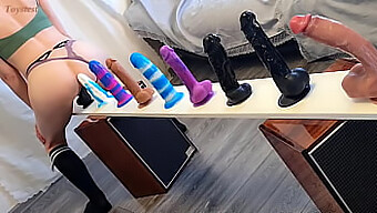 Europäische Teenager erkunden neue Dildo-Herausforderungen für ultimatives Vergnügen