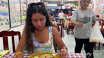 Katty West se entrega a uma refeição em um restaurante asiático sem cueca, se expondo aos espectadores