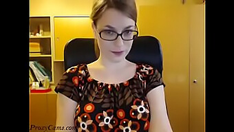 Sexy Geeky Dívka Se Svléká A Předvádí Striptýz Na Webkameře - Proxycams