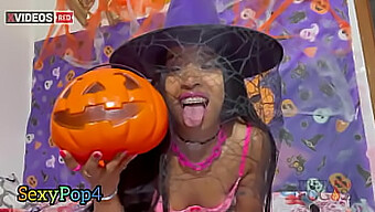 Morena Rabuda Se Diverte No Halloween Com Uma Abóbora De Pênis Excitada E Uma Intensa Ejaculação Feminina