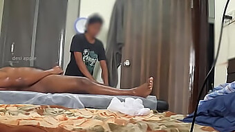 Un masseur reçoit une surprise pendant un massage d'une petite bite noire.