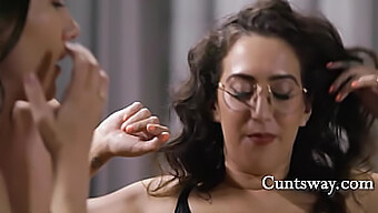 Une instructrice portant des lunettes satisfait chaque visiteur avec un plaisir sensuel oral et vaginal