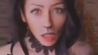 Một Video Tự Sướng Theo Chủ Đề Halloween Với Một Bà Mẹ Dâm Đãng Có Hình Xăm Với Bộ Ngực Tự Nhiên To