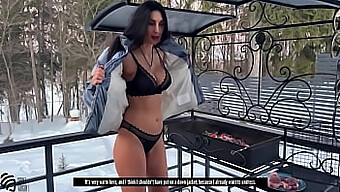 Zralá brunetka dává kouření a dostává sperma do pusy