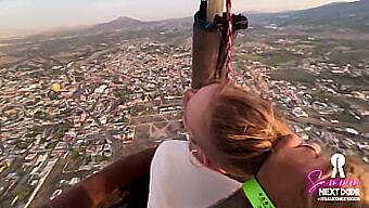 Casal Apaixonado De Madrugada Em Um Balão De Ar Quente Perto De Pirâmides No México